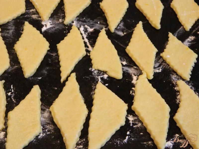 Фото приготовление рецепта: Печенье на кефире с шоколадной глазурью шаг №6