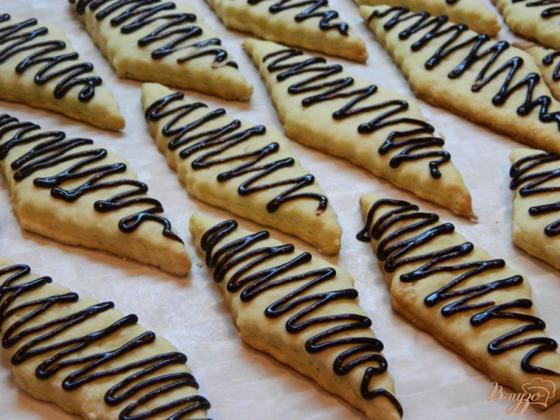 Фото приготовление рецепта: Печенье на кефире с шоколадной глазурью шаг №9