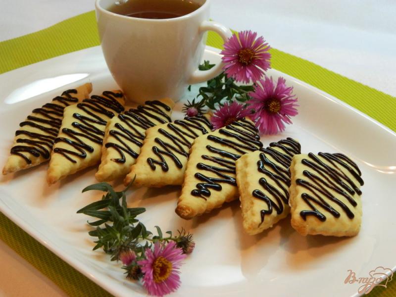 Фото приготовление рецепта: Печенье на кефире с шоколадной глазурью шаг №10