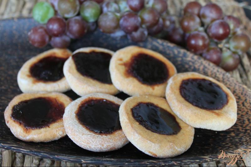 Фото приготовление рецепта: Ржаное печенье с виноградным джемом шаг №7