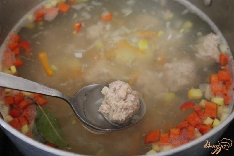 Фото приготовление рецепта: Суп с фрикадельками и болгарским перцем шаг №6