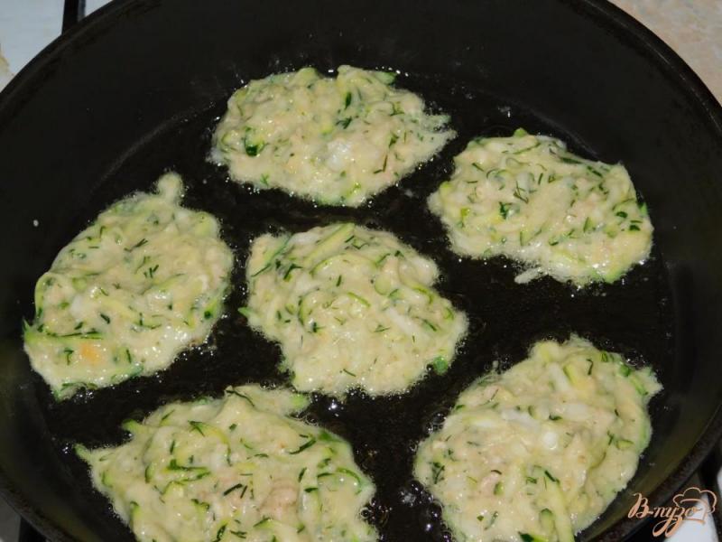 Фото приготовление рецепта: Кабачковые оладьи с сыром шаг №4