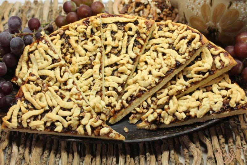 Фото приготовление рецепта: Тонкий тертый пирог с виноградным джемом и орехами шаг №8