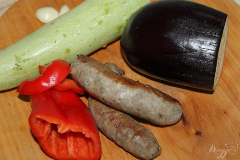 Фото приготовление рецепта: Рагу из баклажана и кабачка со свиными колбасками шаг №1