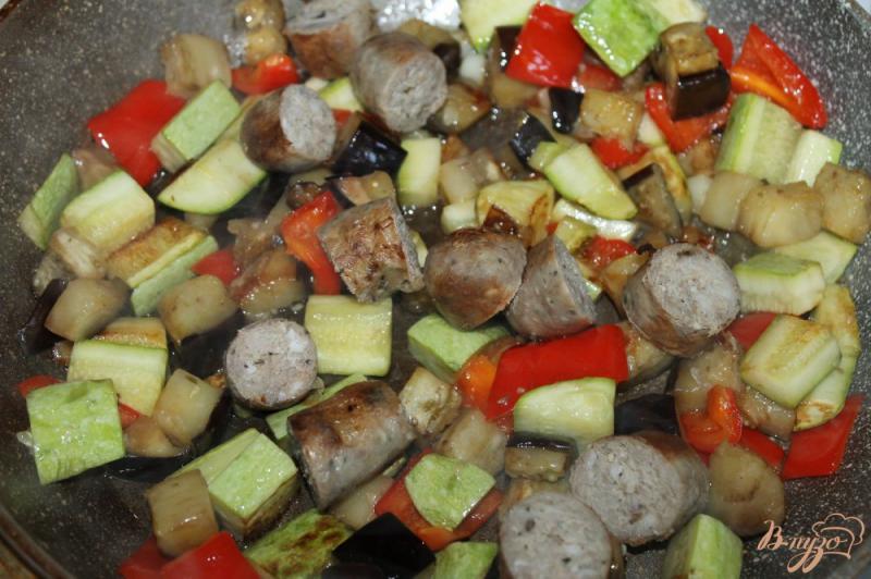 Фото приготовление рецепта: Рагу из баклажана и кабачка со свиными колбасками шаг №4