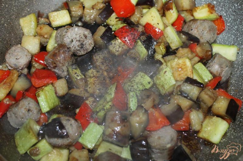Фото приготовление рецепта: Рагу из баклажана и кабачка со свиными колбасками шаг №5