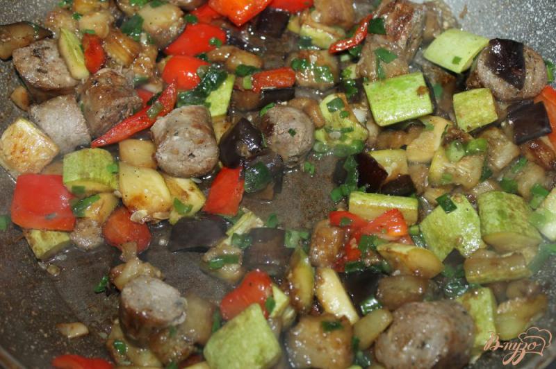 Фото приготовление рецепта: Рагу из баклажана и кабачка со свиными колбасками шаг №6