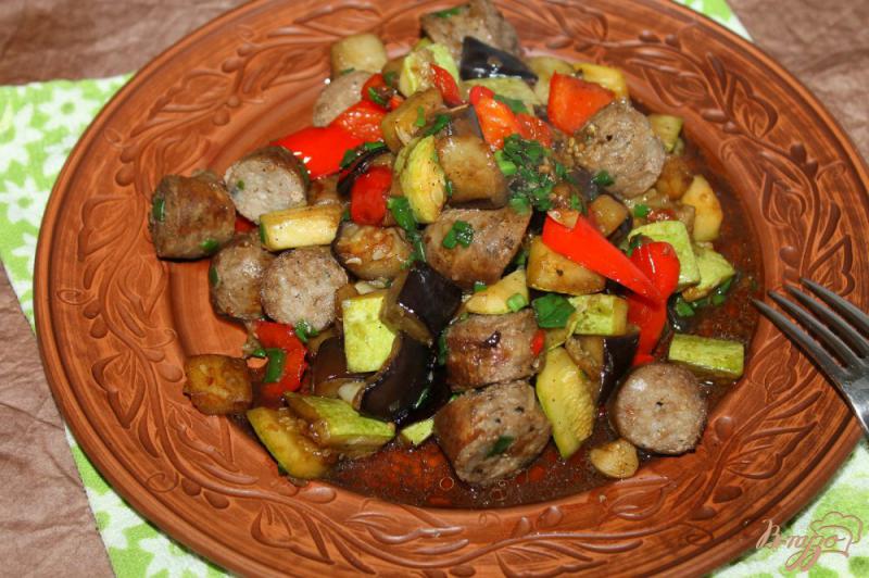 Фото приготовление рецепта: Рагу из баклажана и кабачка со свиными колбасками шаг №7