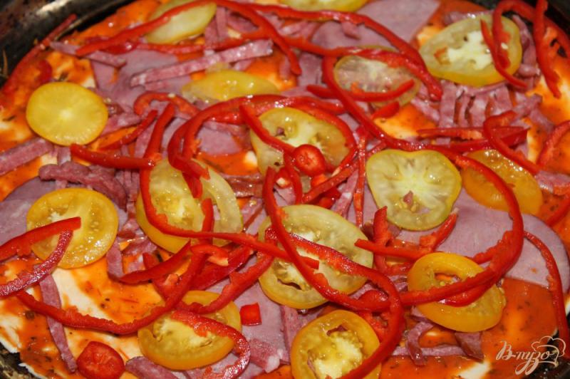 Фото приготовление рецепта: Пицца с ветчиной, овощами и фетой шаг №5