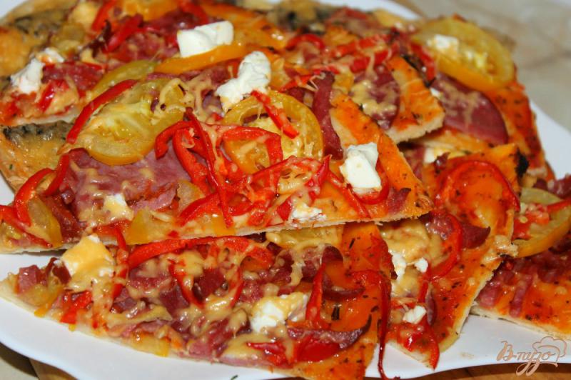 Фото приготовление рецепта: Пицца с ветчиной, овощами и фетой шаг №7