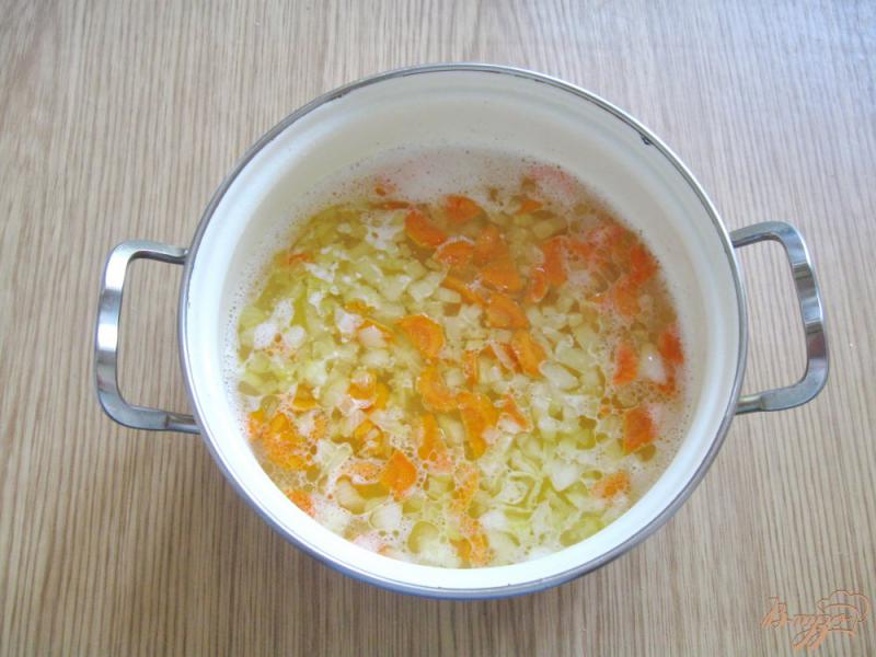 Фото приготовление рецепта: Суп с рисом и зеленым горошком шаг №3