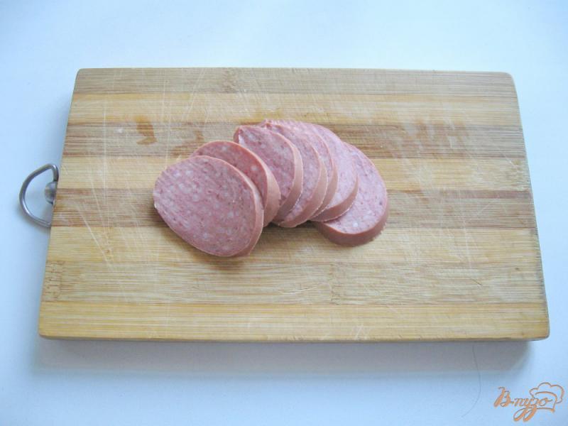 Фото приготовление рецепта: Картофель запечённый в  фольге с колбасой и сыром шаг №3