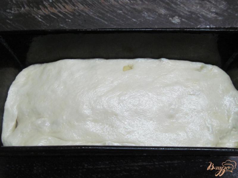 Фото приготовление рецепта: Луковый хлеб на сливочном масле шаг №6