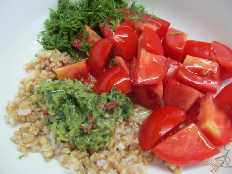 Фото приготовление рецепта: Салат из овса с помидором шаг №4