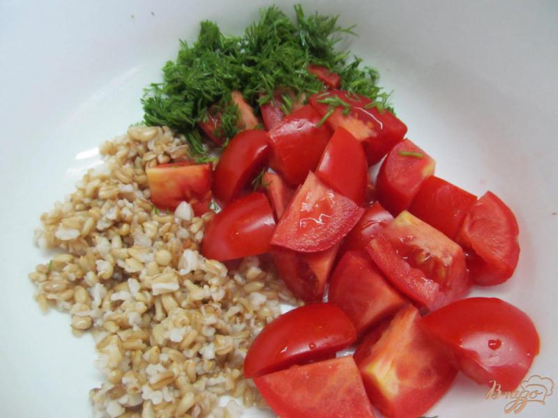 Фото приготовление рецепта: Салат из овса с помидором шаг №3