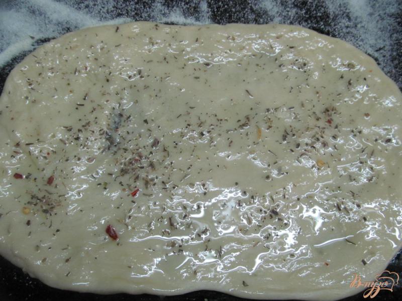 Фото приготовление рецепта: Пицца с сельдереем и моцареллой шаг №3