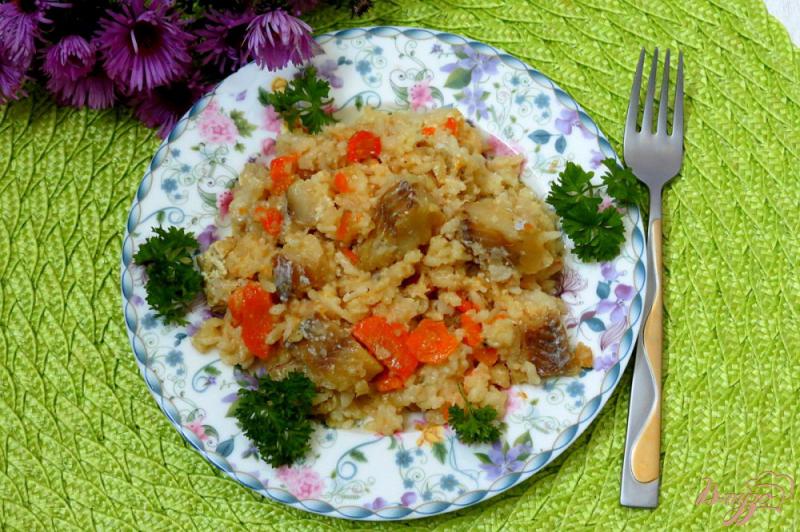 Фото приготовление рецепта: Рис с минтаем в горшочке шаг №10