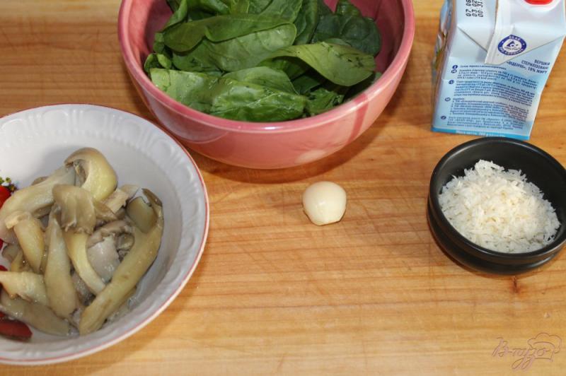 Фото приготовление рецепта: Картофель с грибами и шпинатом в сливочном соусе шаг №3