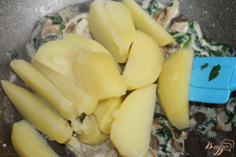 Фото приготовление рецепта: Картофель с грибами и шпинатом в сливочном соусе шаг №8