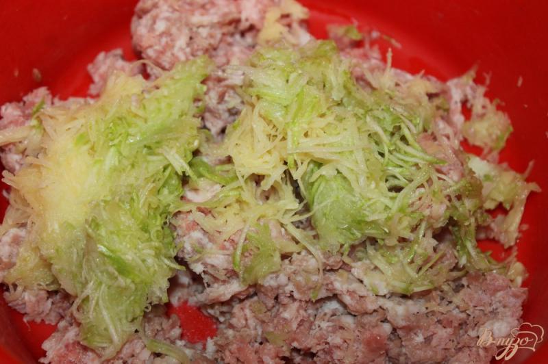 Фото приготовление рецепта: Котлеты из свинины с кабачком и зеленым луком шаг №2