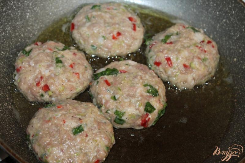 Фото приготовление рецепта: Котлеты из свинины с кабачком и зеленым луком шаг №6