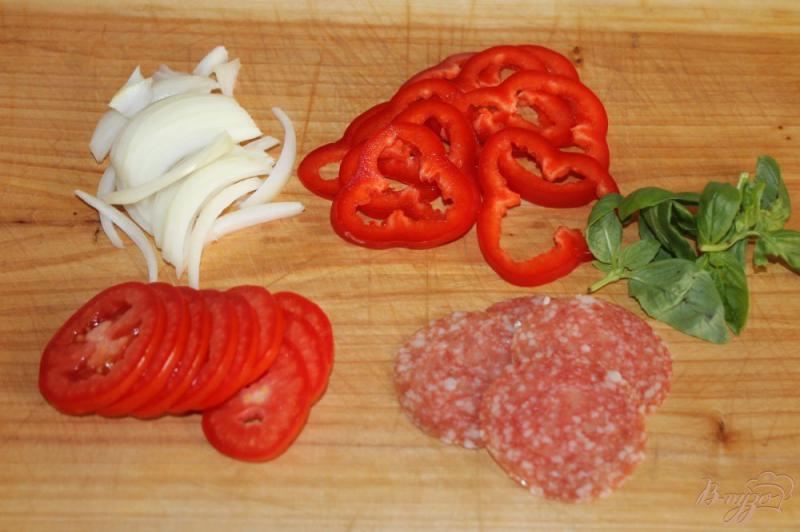Фото приготовление рецепта: Омлет с колбасой, перцем и базиликом шаг №1