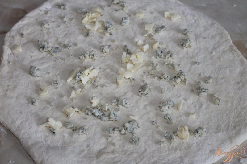 Фото приготовление рецепта: Хлебный рулет с сыром и сырокопченой колбасой шаг №5