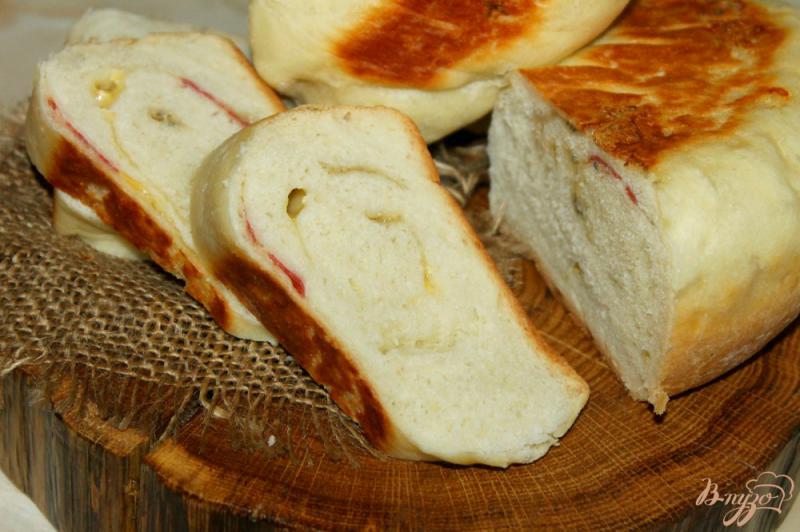Фото приготовление рецепта: Хлебный рулет с сыром и сырокопченой колбасой шаг №10