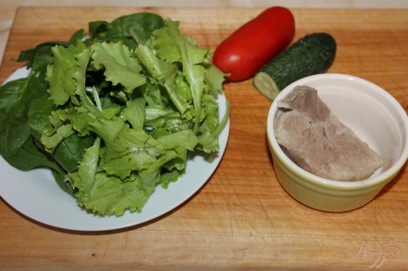 Фото приготовление рецепта: Салат со шпинатом, овощами и отварной свининой шаг №1
