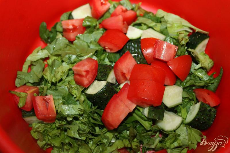 Фото приготовление рецепта: Салат со шпинатом, овощами и отварной свининой шаг №3
