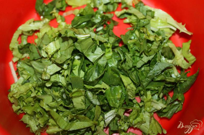 Фото приготовление рецепта: Салат со шпинатом, овощами и отварной свининой шаг №2