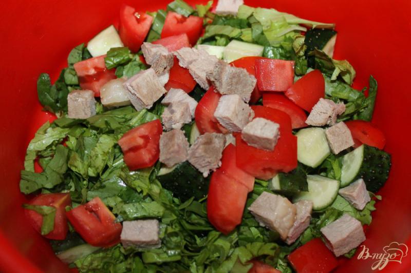 Фото приготовление рецепта: Салат со шпинатом, овощами и отварной свининой шаг №4