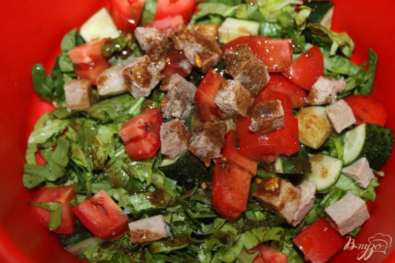 Фото приготовление рецепта: Салат со шпинатом, овощами и отварной свининой шаг №6