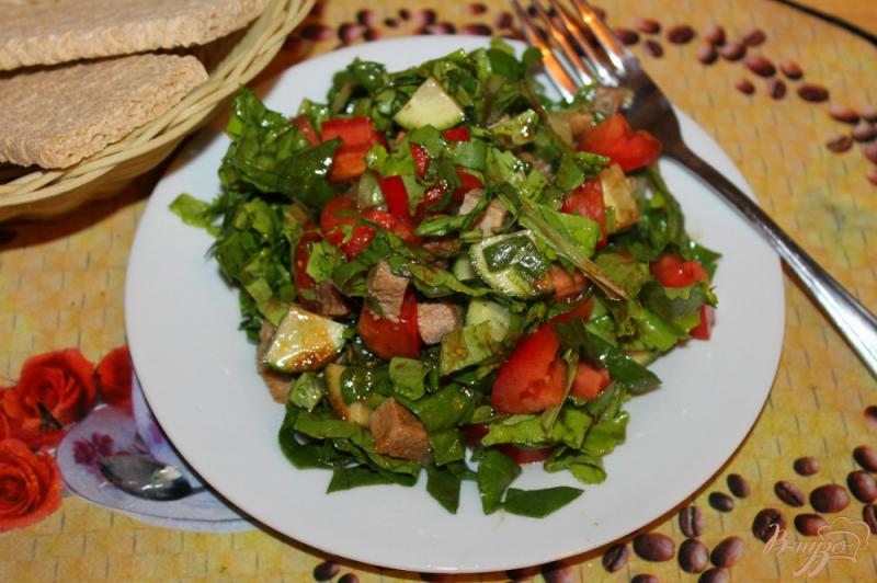 Фото приготовление рецепта: Салат со шпинатом, овощами и отварной свининой шаг №7