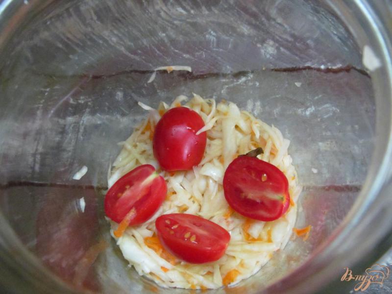 Фото приготовление рецепта: Квашеная капуста с помидором шаг №4