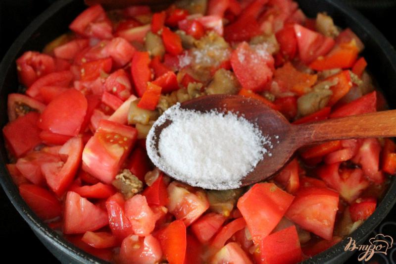 Фото приготовление рецепта: Баклажан, перец и помидор на зиму шаг №5