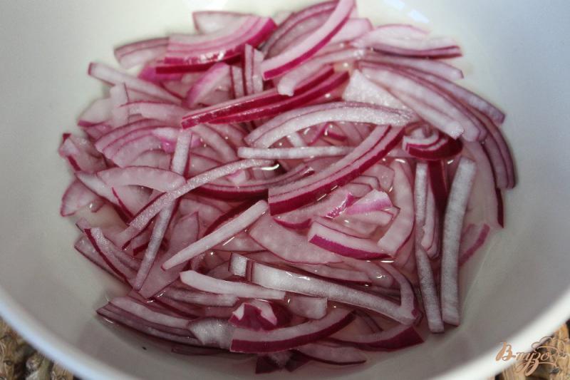 Фото приготовление рецепта: Салат из помидор с маринованным луком и семенами льна шаг №1