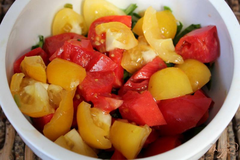 Фото приготовление рецепта: Салат из помидор с маринованным луком и семенами льна шаг №4