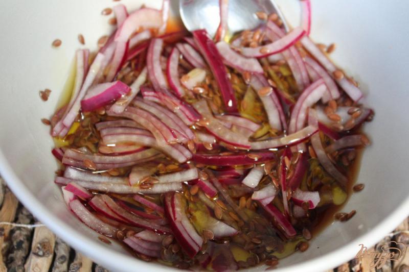 Фото приготовление рецепта: Салат из помидор с маринованным луком и семенами льна шаг №5