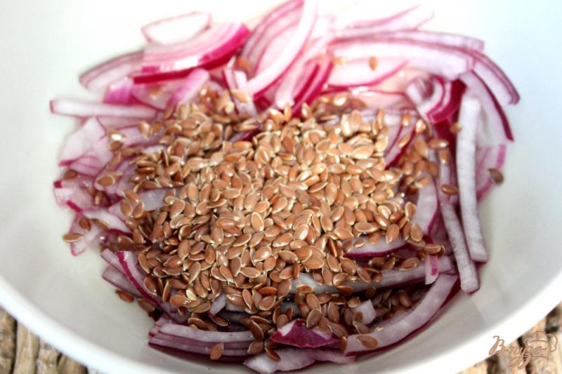 Фото приготовление рецепта: Салат из помидор с маринованным луком и семенами льна шаг №2