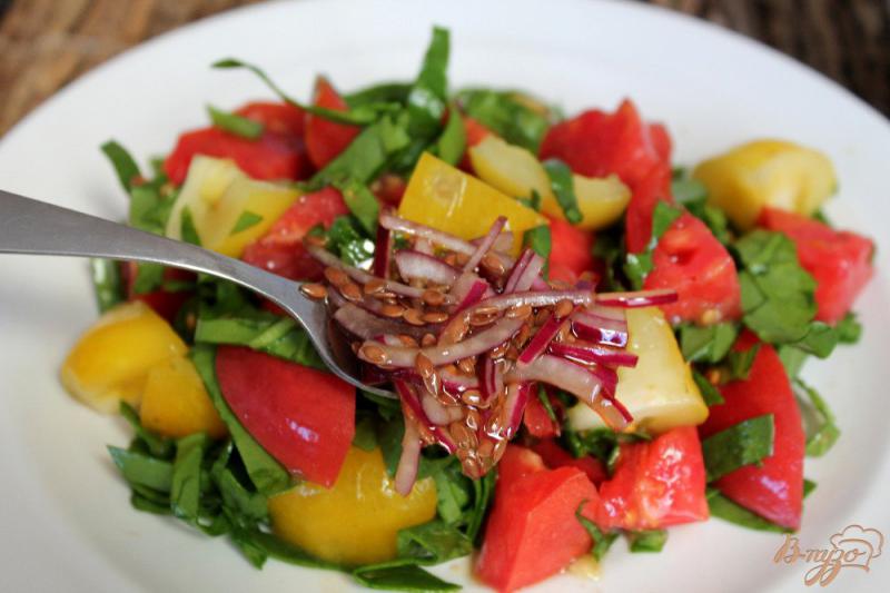 Фото приготовление рецепта: Салат из помидор с маринованным луком и семенами льна шаг №6