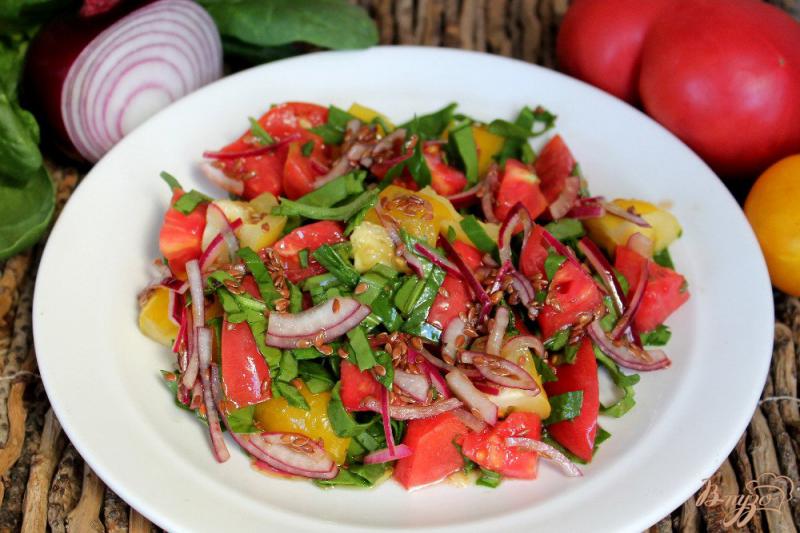 Фото приготовление рецепта: Салат из помидор с маринованным луком и семенами льна шаг №7