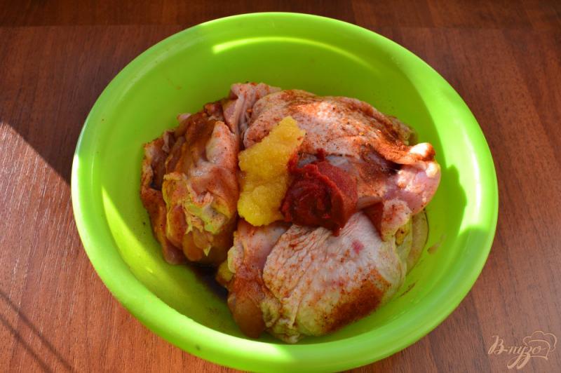 Фото приготовление рецепта: Куриные бедра со сливами в духовке шаг №2