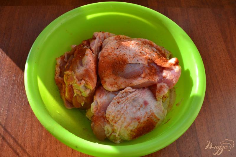 Фото приготовление рецепта: Куриные бедра со сливами в духовке шаг №1