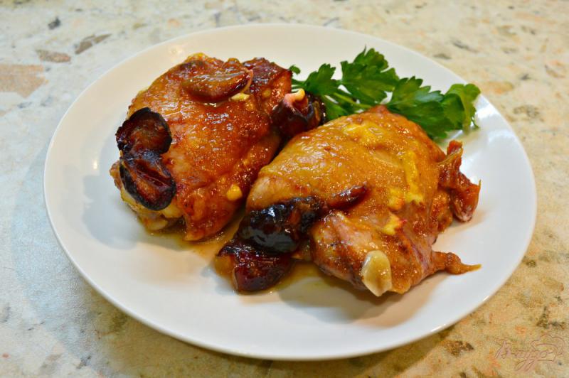 Фото приготовление рецепта: Куриные бедра со сливами в духовке шаг №6
