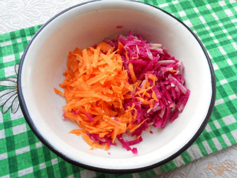 Фото приготовление рецепта: Салат из красной редьки с брынзой шаг №2