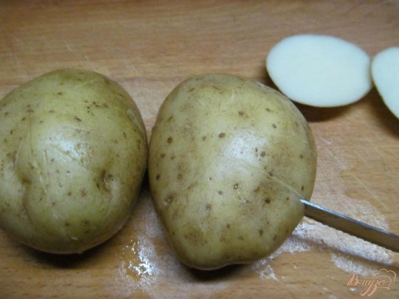 Фото приготовление рецепта: Запеченный картофель под сливочным соусом шаг №2