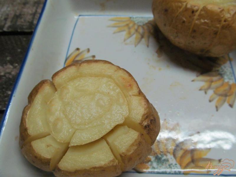 Фото приготовление рецепта: Запеченный картофель под сливочным соусом шаг №6