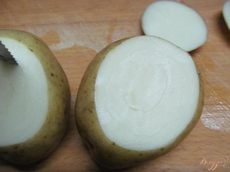 Фото приготовление рецепта: Запеченный картофель под сливочным соусом шаг №1