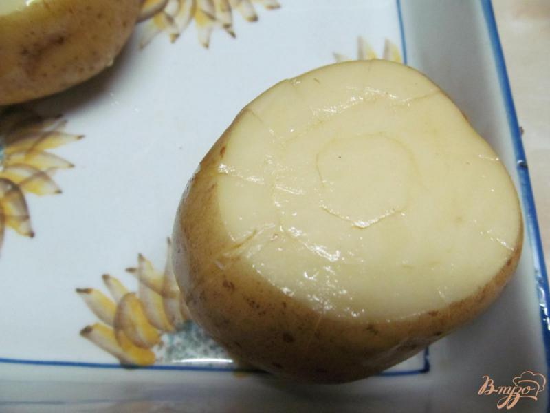 Фото приготовление рецепта: Запеченный картофель под сливочным соусом шаг №3